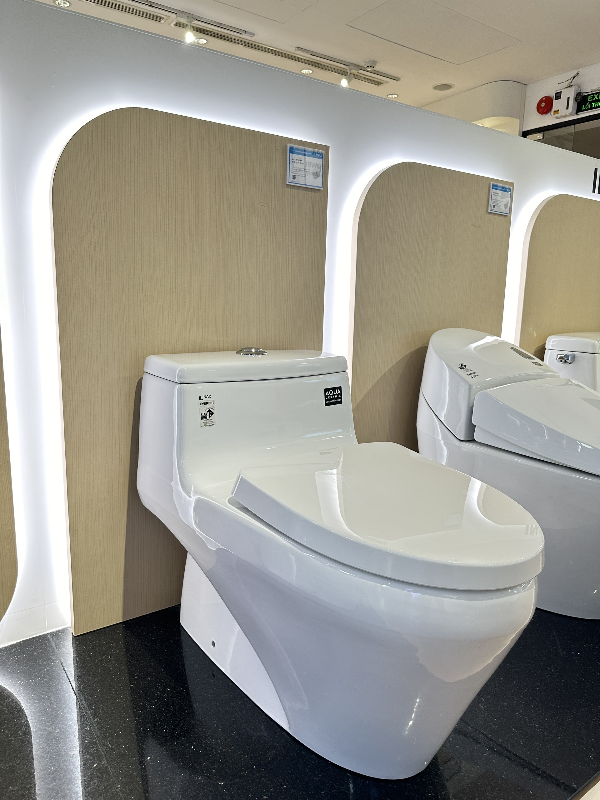 Thiết bị vệ sinh cao cấp chính hãng giá rẻ 2022 Bồn Cầu INAX AC-1035VN (AC1035VN) 1 Khối Aqua Ceramic - Ảnh 4